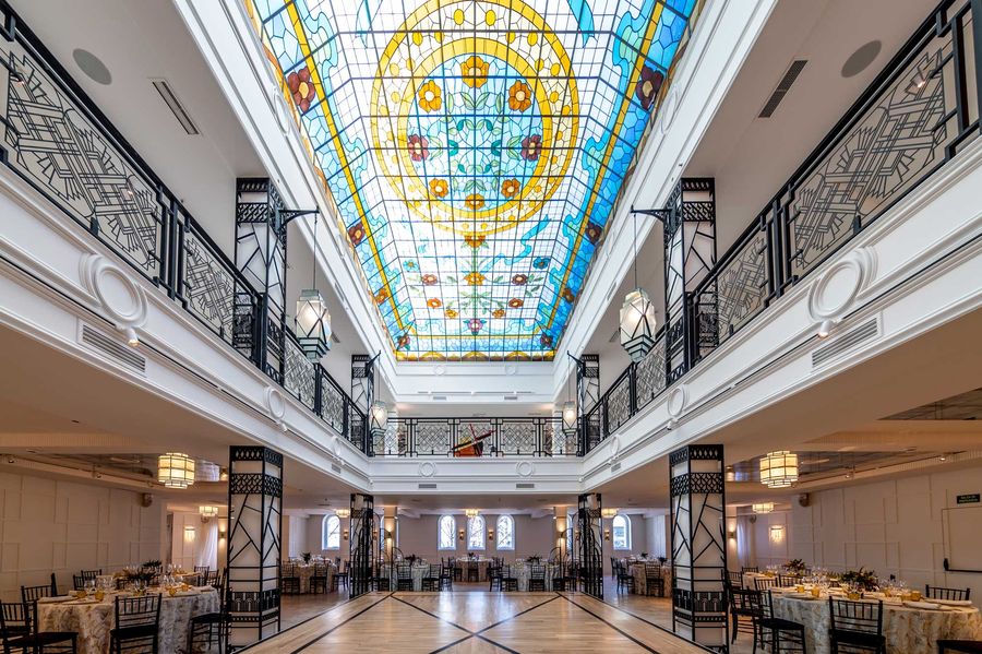 Interior del edificio ABC Serrano con su vidriera histórica